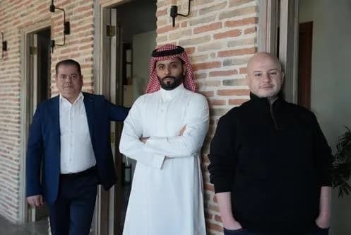 من اليمين إلى اليسار الشركاء المؤسسون لشركة Governata جمال مهند وخالد المديفر وجهاد سنان_ssict_497_332