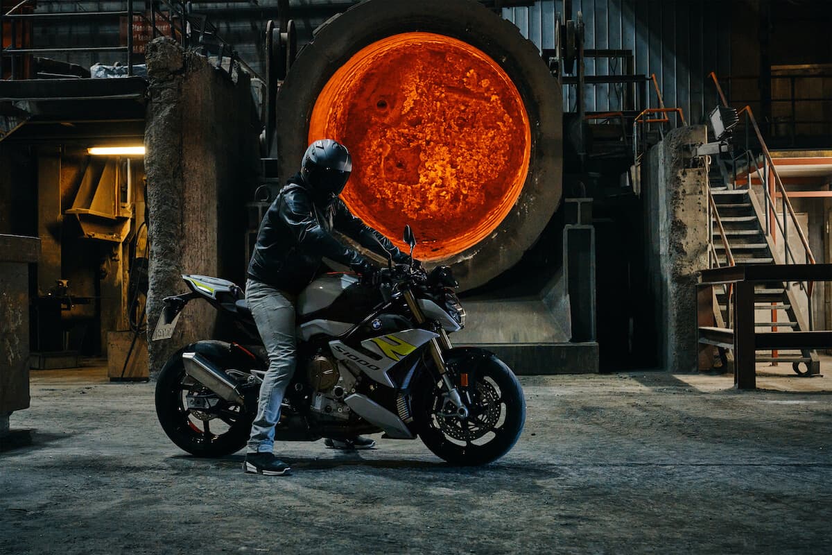 P90407542_highRes_the-new-bmw-s-1000-r