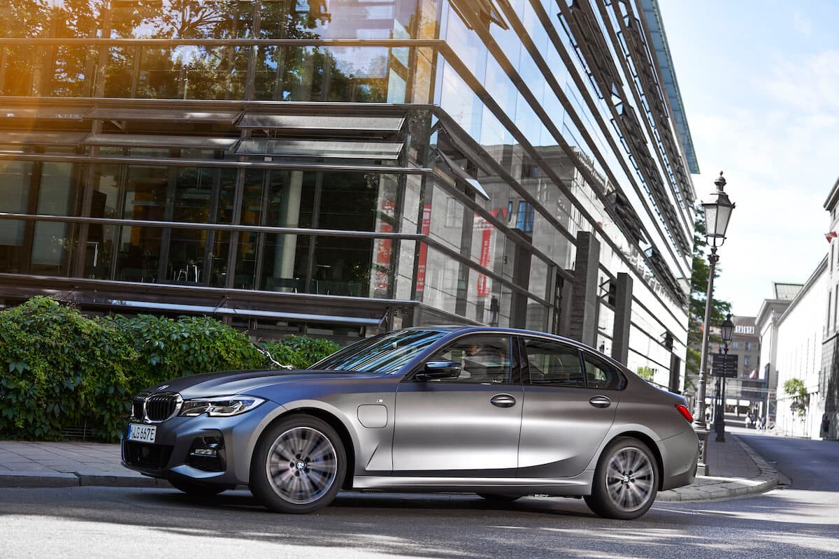 P90359853_highRes_bmw-320e-sedan-01-20