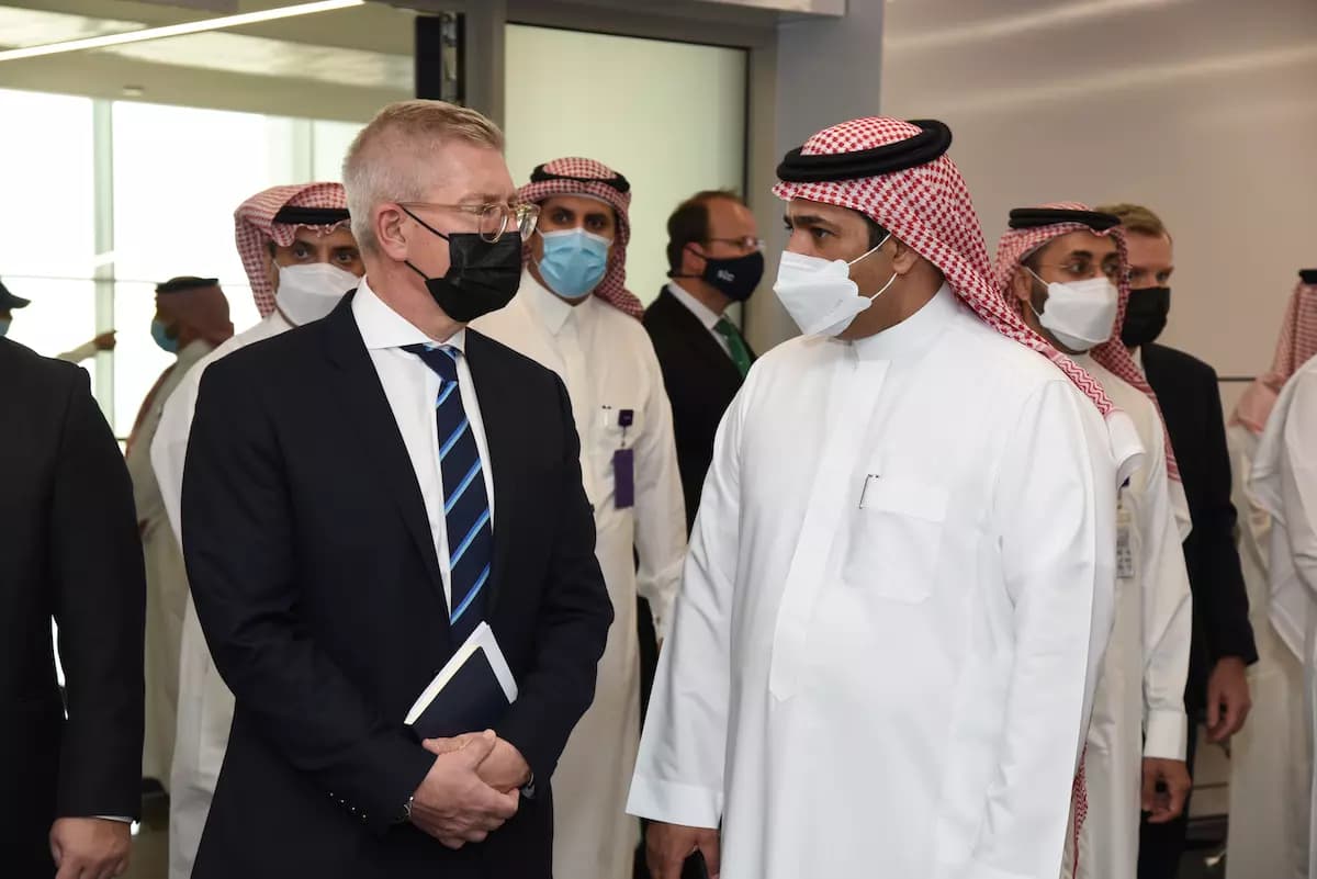 Ericsson CEO, Borje Ekholm (left), meets with stc Group CEO, Olayan M. Alwetaid (right), during his visit to Kingdom of Saudi Arabia attending the signing ceremony with stc