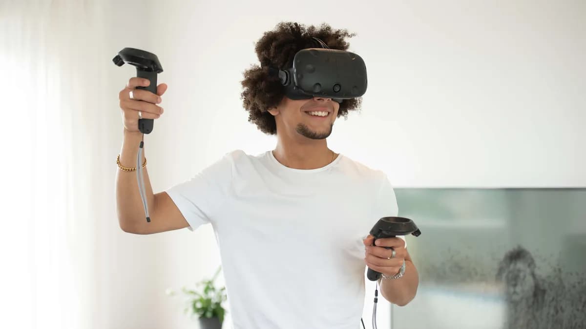 Ericsson_Person using VR at home_web (002)_ssict_1200_675