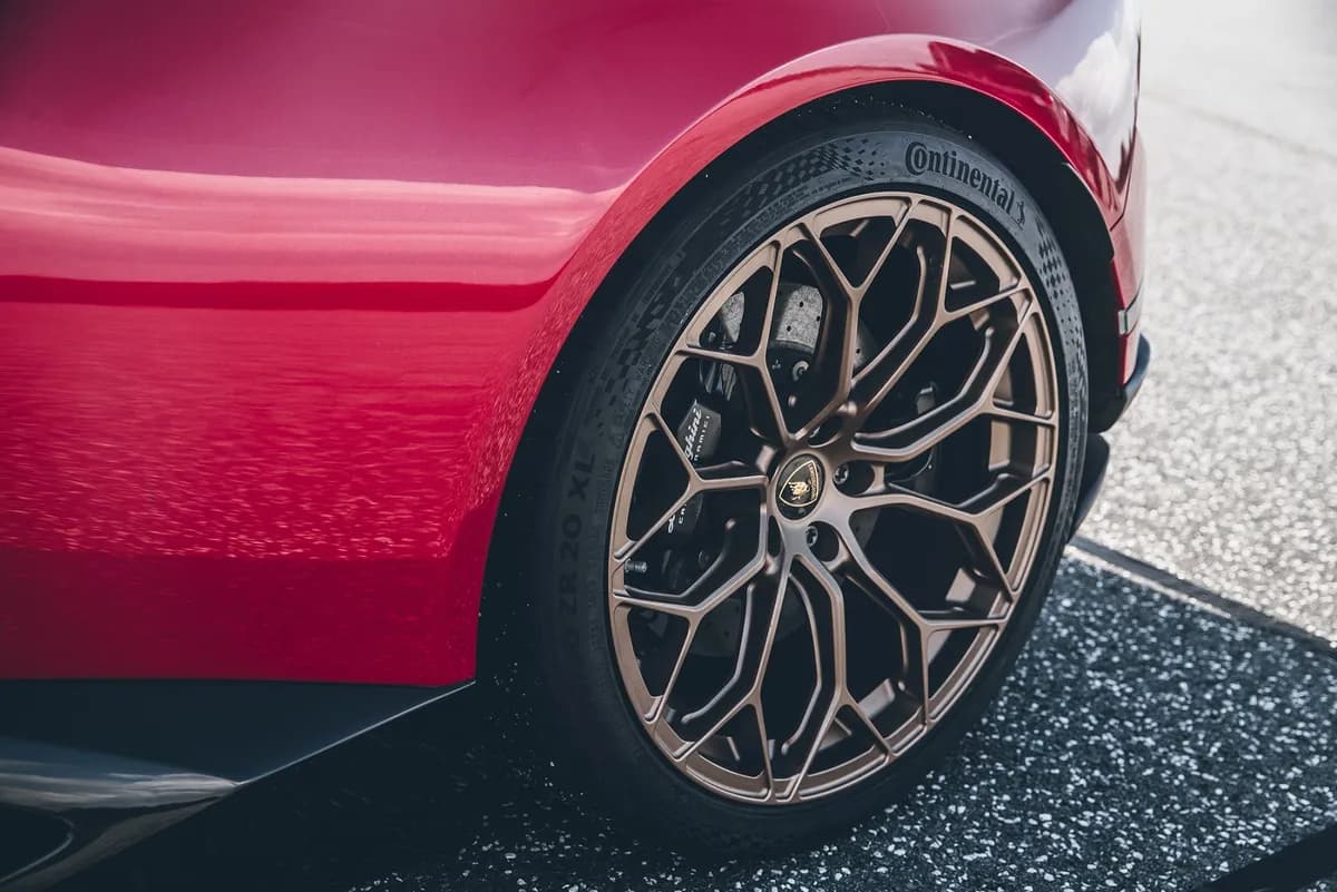 Image 2 - Lamborghini x SportContact 7_ssict_1200_801