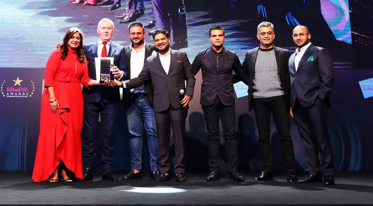 REDTAG Team receivIng the Award from Images Retail ME_ssict_1200_664