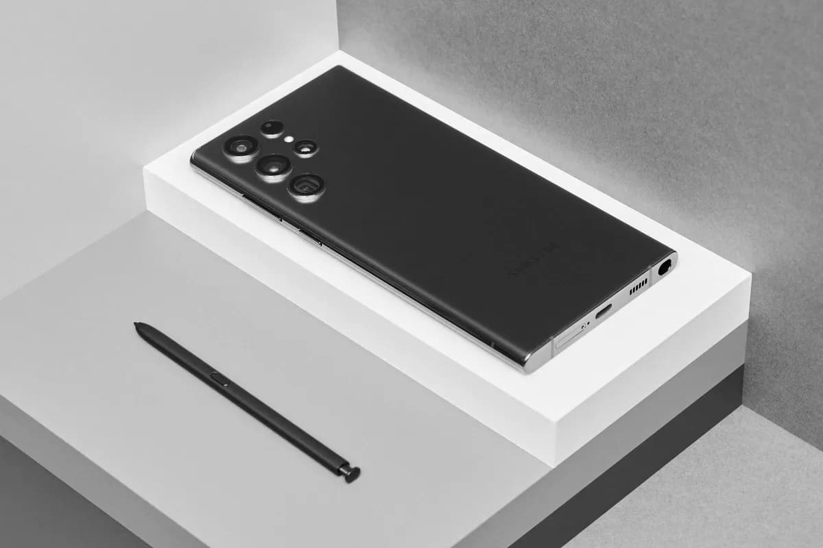 1-11 Galaxy S22 Ultra_Back3_Phantom Black_design_LI_ssict_1200_800