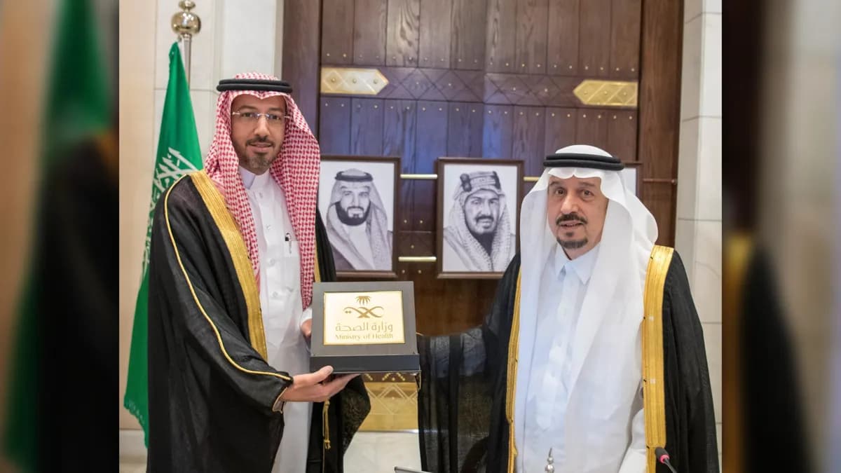 أمير الرياض يُكَرِّم المراعي على دعمها تطوير العناية المركزة بمستشفى الملك خالد بالخرج_ssict_1200_675