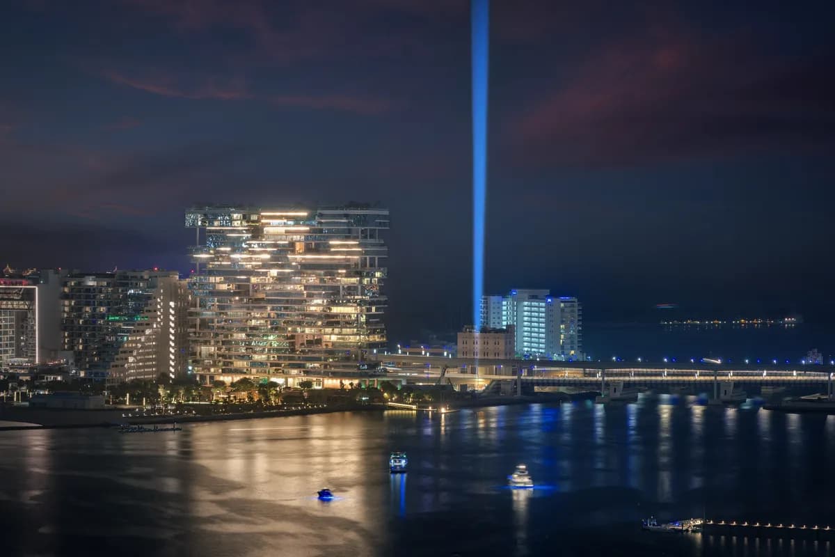Ava_at_Palm_Jumeirah_Light_Show_ssict_1200_800