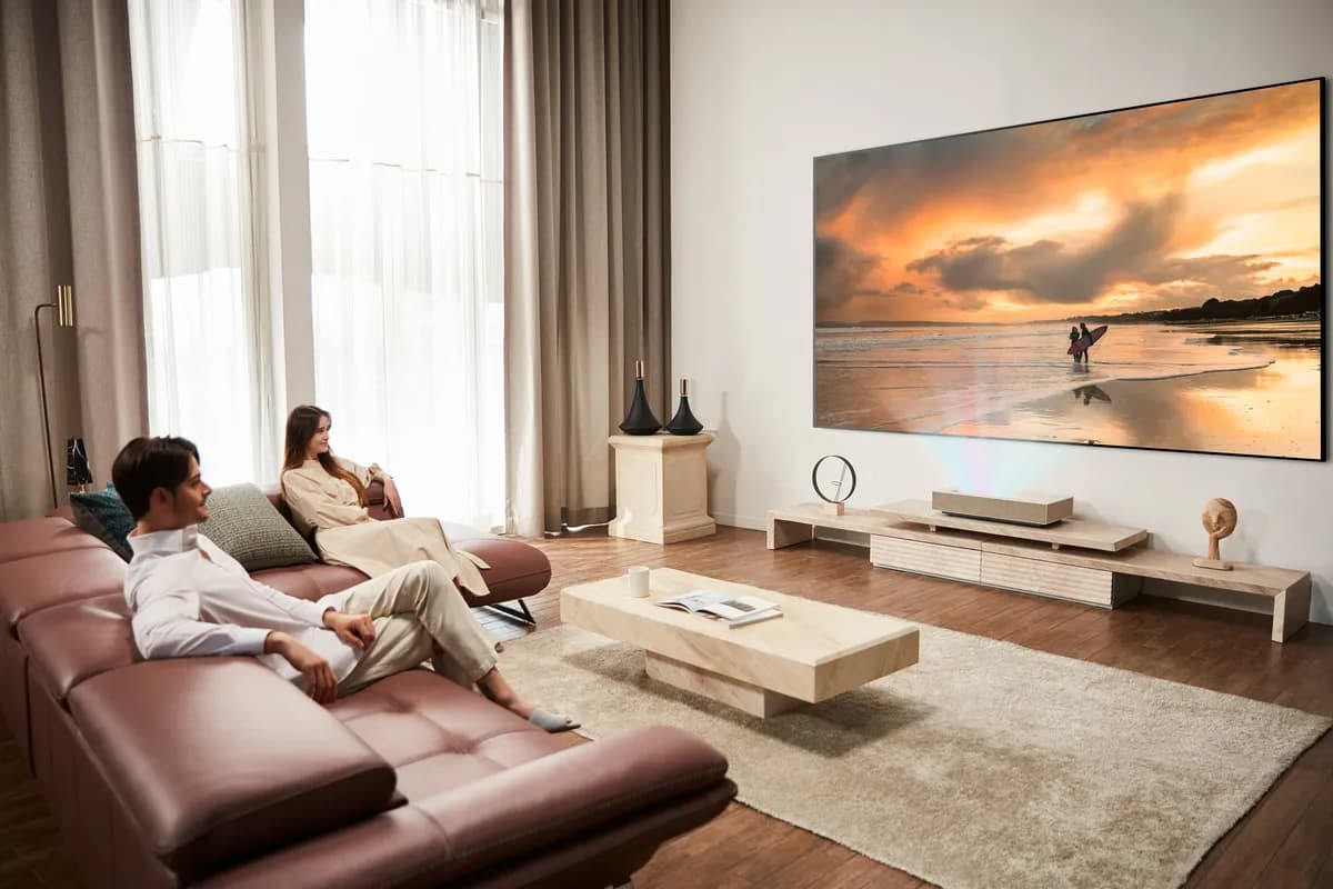 LG CineBeam Lifestyle_02_ssict_1200_800