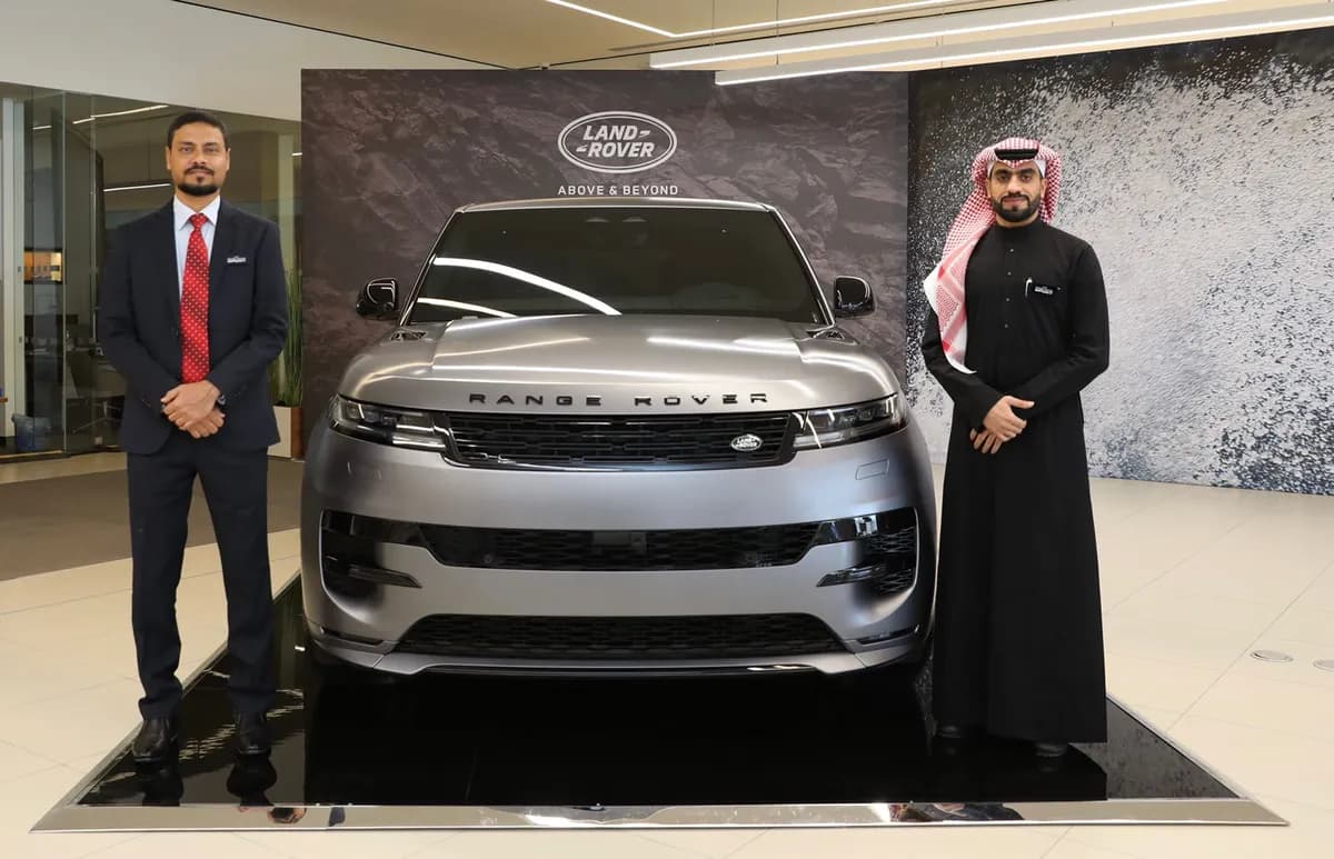 رينج روڤر سبورت الجديدة تكشف عن نفسها رسمياً وتتألق بصالات عرض ناغي للسيارات بالمملكة_ssict_1200_773