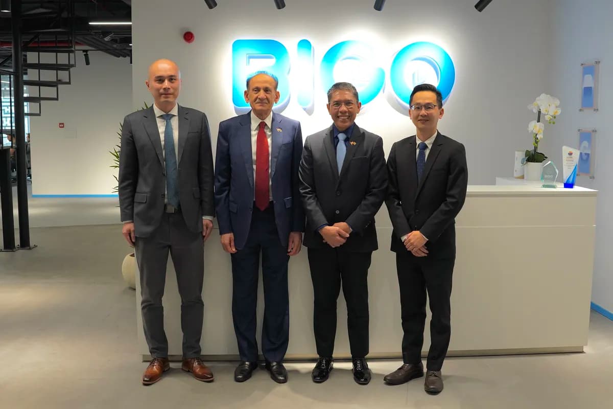 Dr Mohamad Maliki Osman with senior executives from BIGO Technology_ssict_1200_800