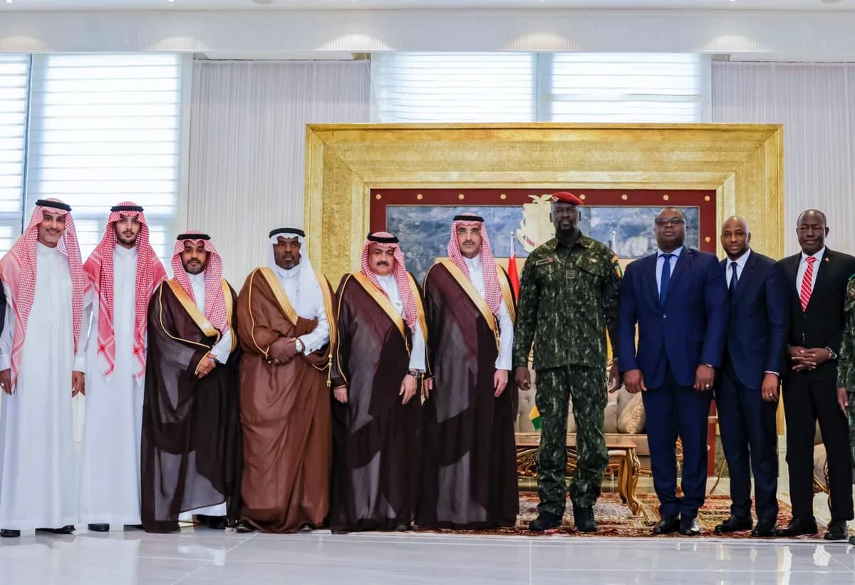 صورة جماعية لاستقبال فخامة رئيس جمهورية غينيا لسعادة الرئيس التنفيذي للصندوق1_ssict_1200_821
