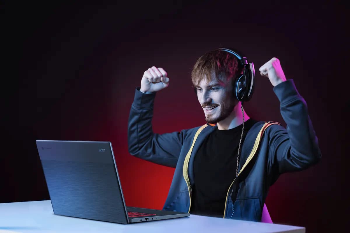 Chromebook_516_GE_Lifestyle.jpg_ssict_1200_800