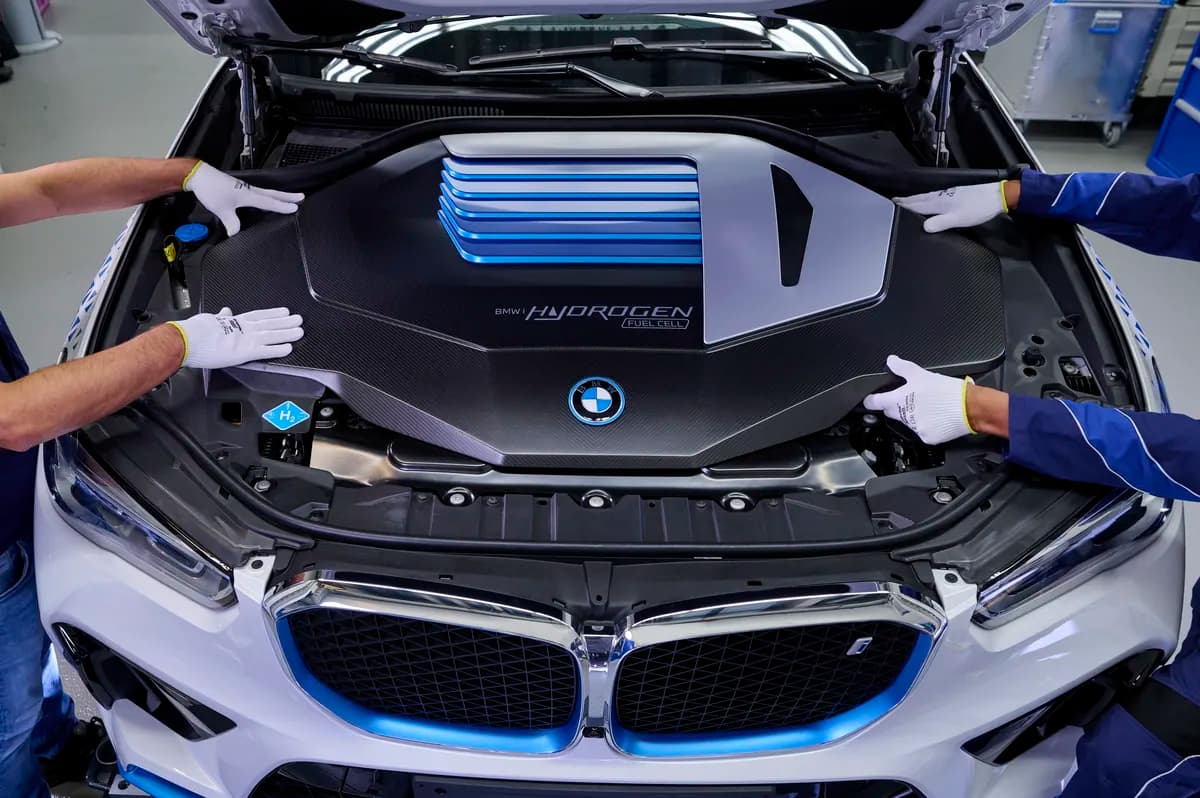 P90489937_highRes_production-bmw-ix5-h_ssict_1200_798