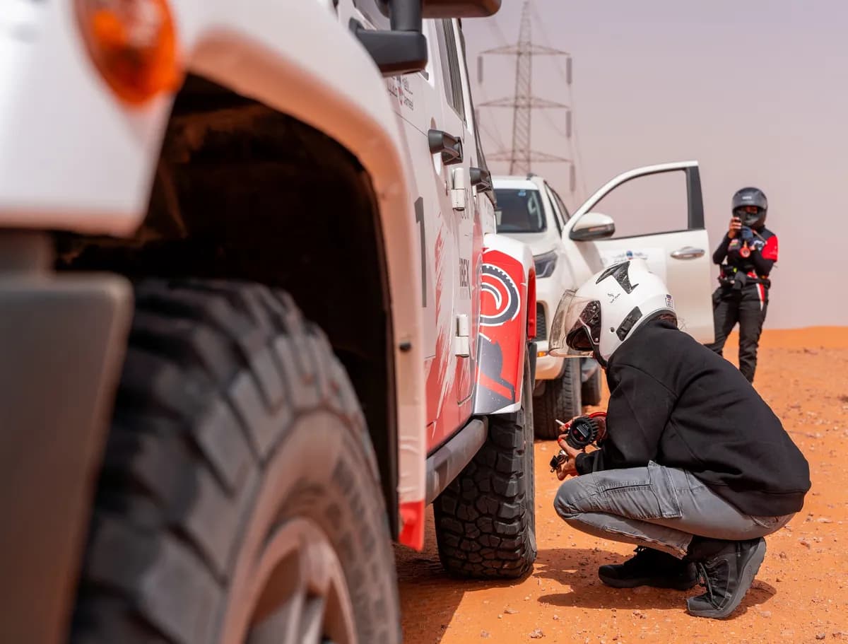 Changing tyre in desert_ssict_1200_911