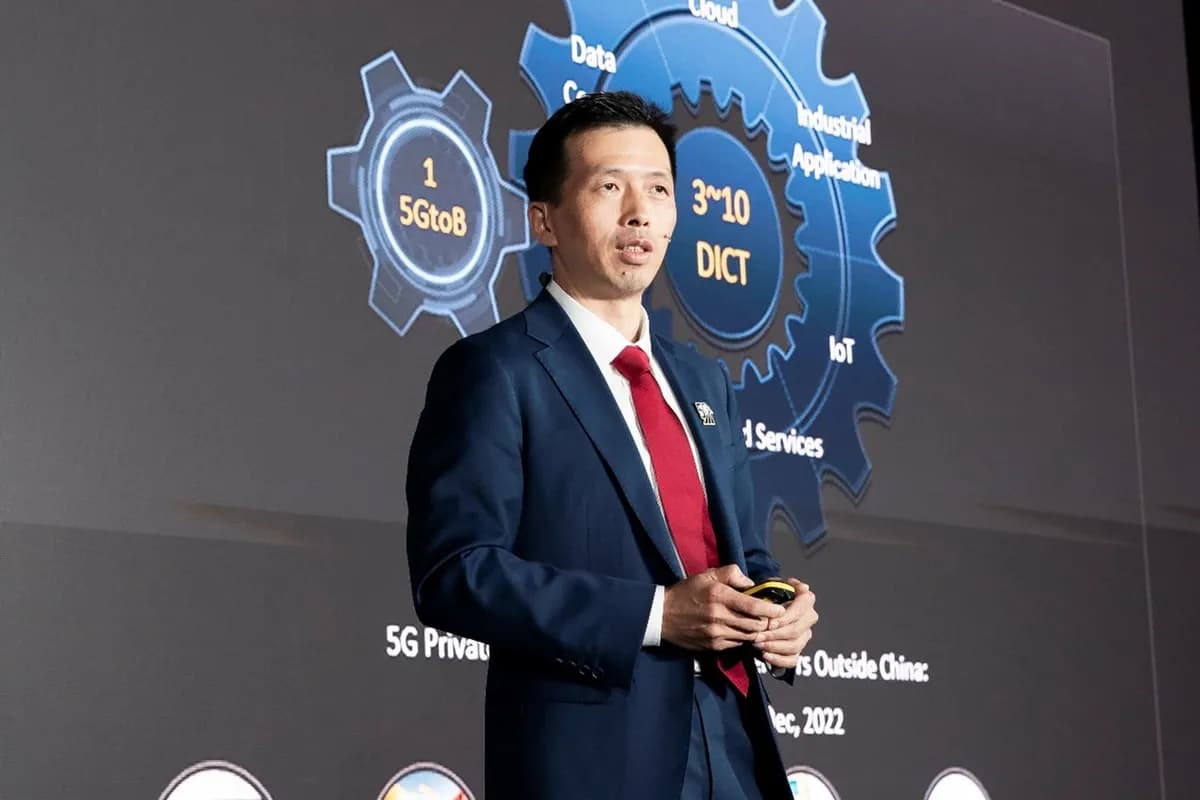 Mr. Peng giving a keynote speech at the Business Success Summit for MWC 2023_ssict_1200_800