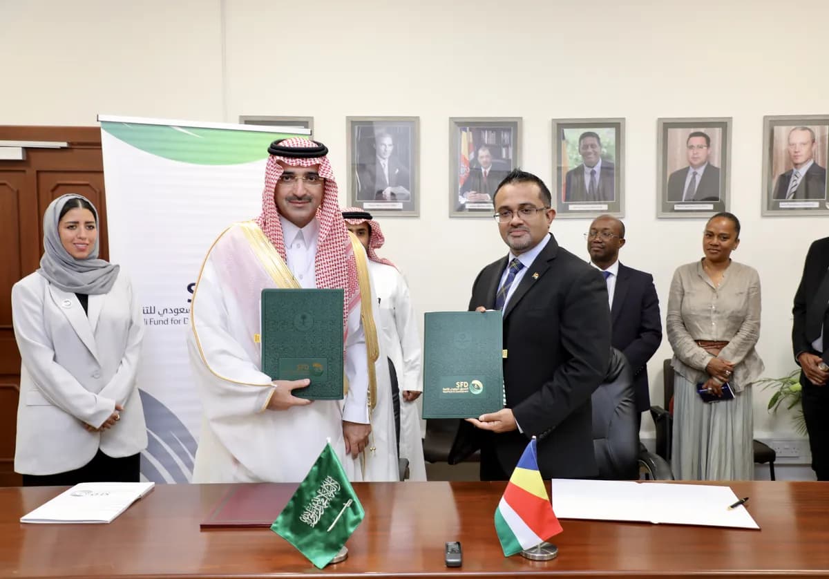 الصندوق السعودي للتنمية يوقّع اتفاقيتي قرضين تنمويين بقيمة 25 مليون دولار، لدعم البنية التحتية في جمهورية سيشل_ssict_1200_838