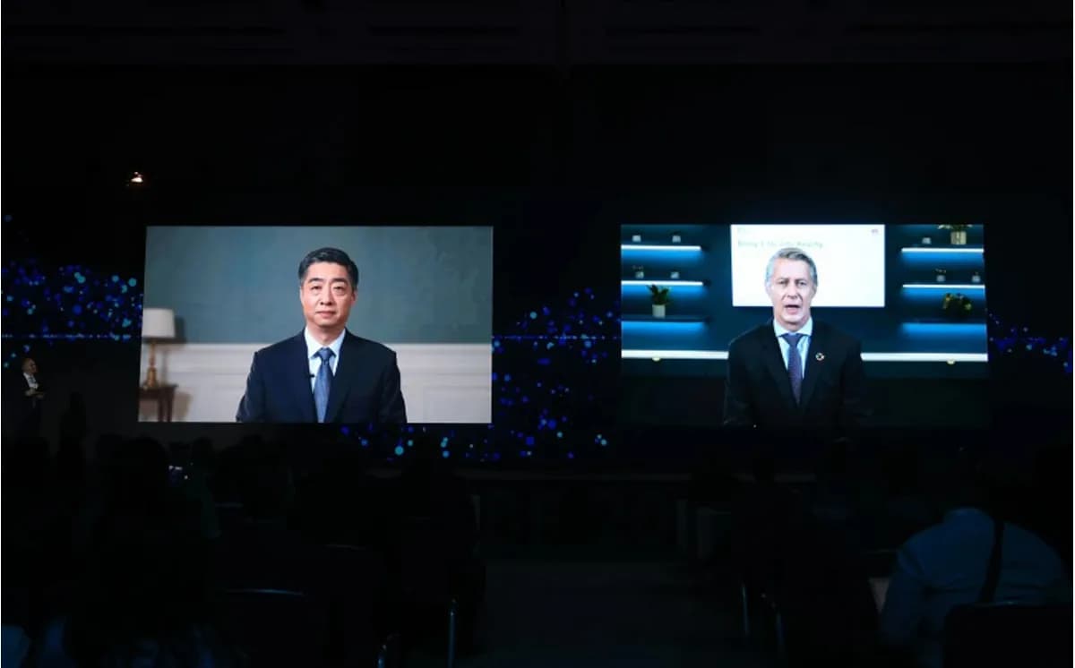 Huawei's Rotating Chairman Ken Hu, and the Director General of GSMA, Mats Granryd_ssict_1200_746