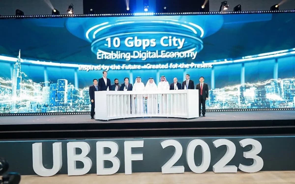 Joint release of the 10 Gbps City Initiative by representatives from governments, industry organizations, third-party regulators, and Huawei_ssict_1200_750
