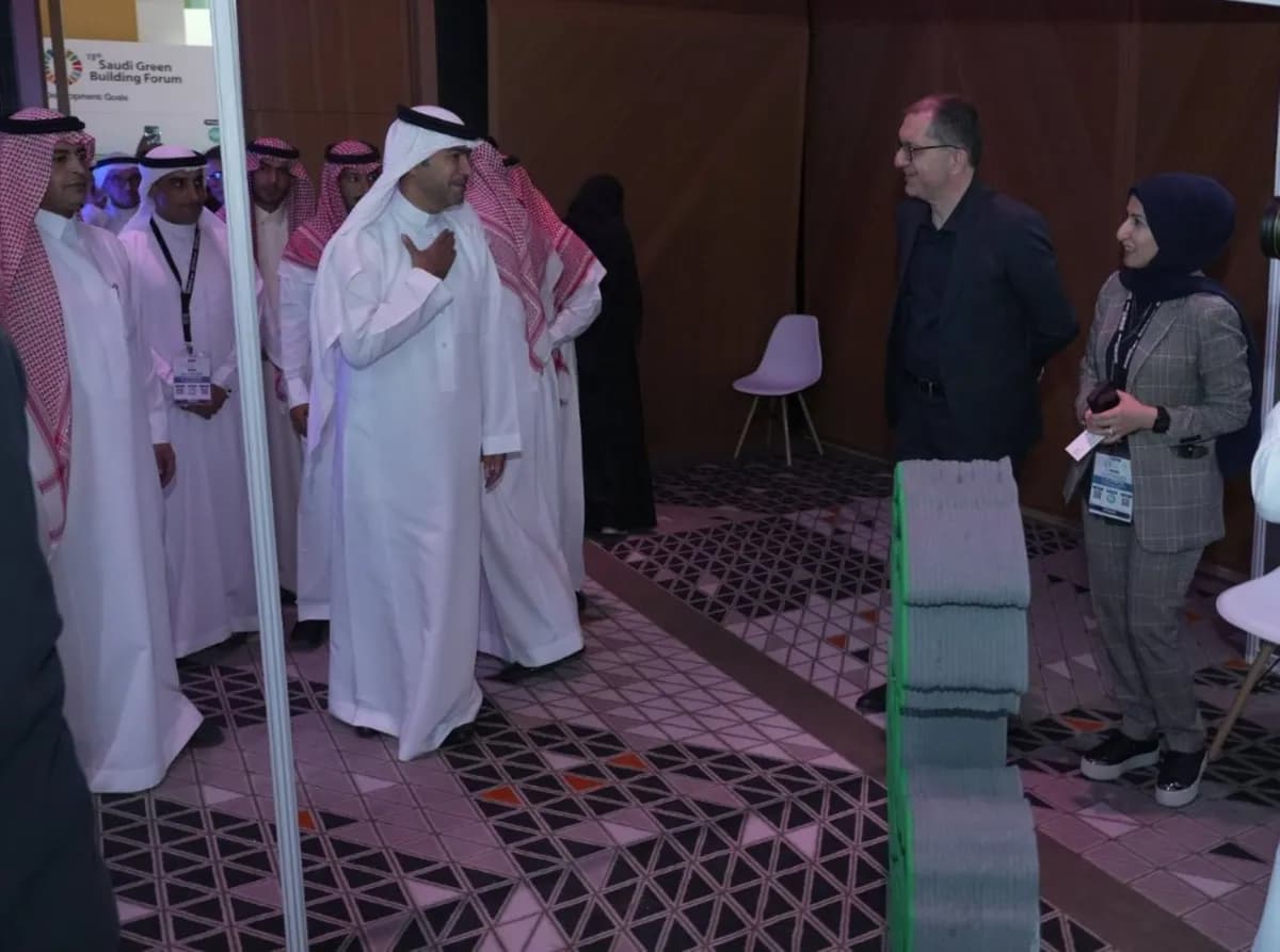 Tour of HE Majid bin Abdullah Al Hogial, Minister of Municipal, Rural Affairs and Housing to the stand of 3DXB Group_ssict_1200_893