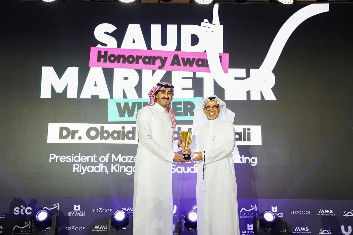 Dr. Obeid Al Abdali (Right) receiving the Saudi Athar Marketer Award_ssict_1200_800