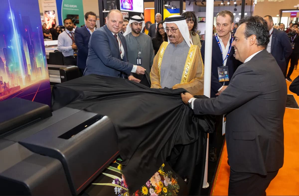 H.H. Sheikh Hasher bin Maktoum bin Juma Al Maktoum, Chairman of Dubai Media Incorporated unveiling the ImagePROGRAF PRO 2600 with Canon Management team in the ME Region_ssict_1200_788