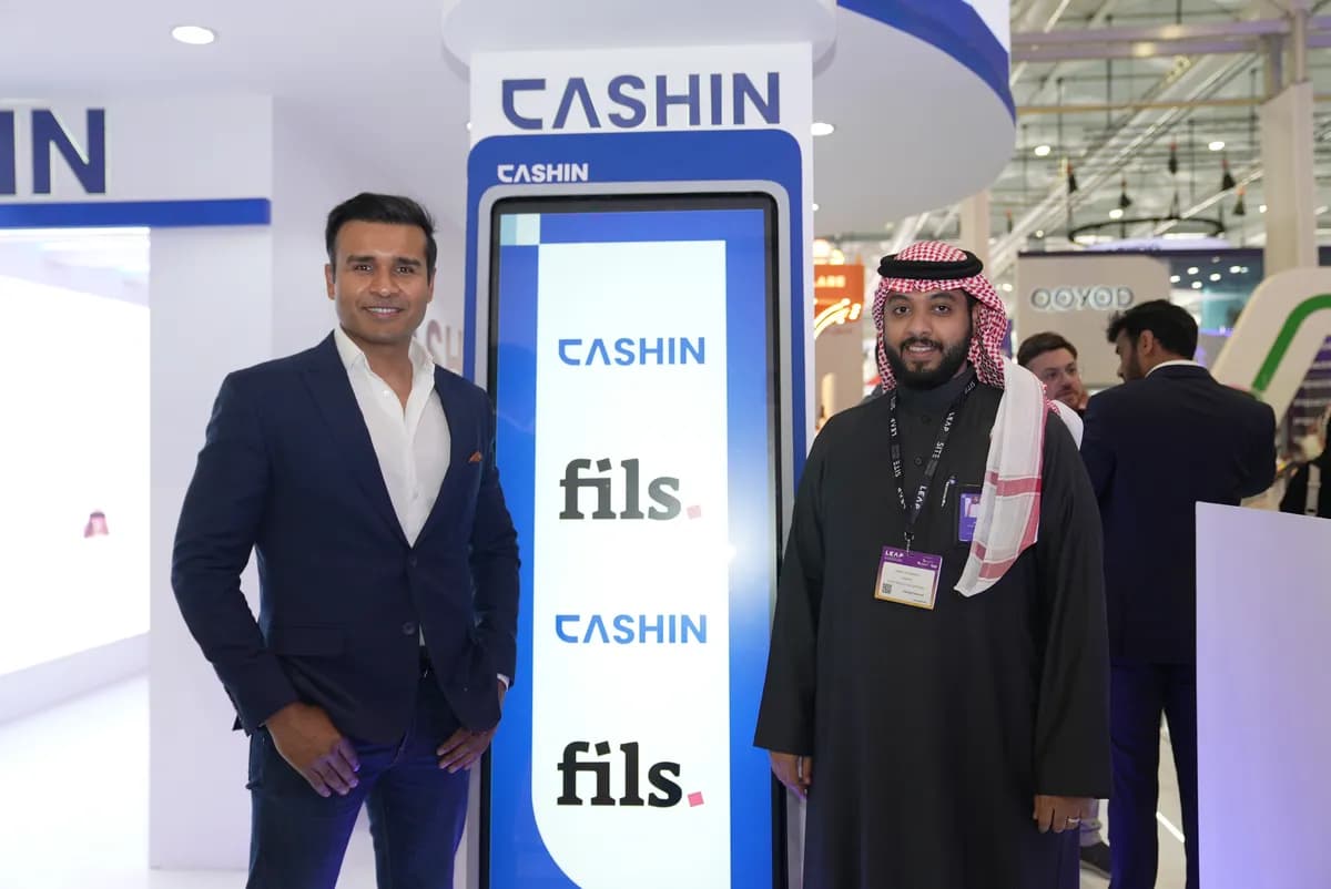 Fils x Cashin Signing Picture - Standing_ssict_1200_802