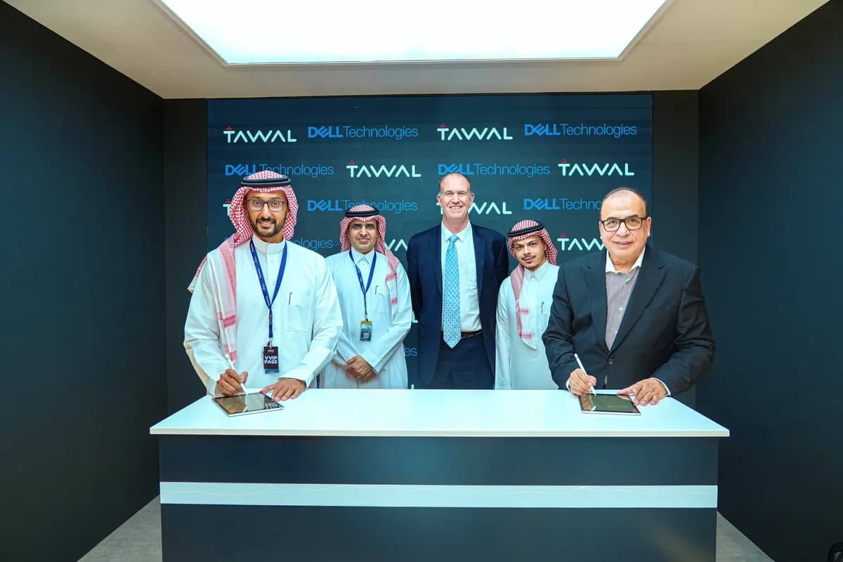 Tawal's CCO Abdulrahman Almoaiqel and CEO, Mohammed Alhakbani with Dell's Sr. VP CEEMETA, Mohammed Amin_ssict_1200_800