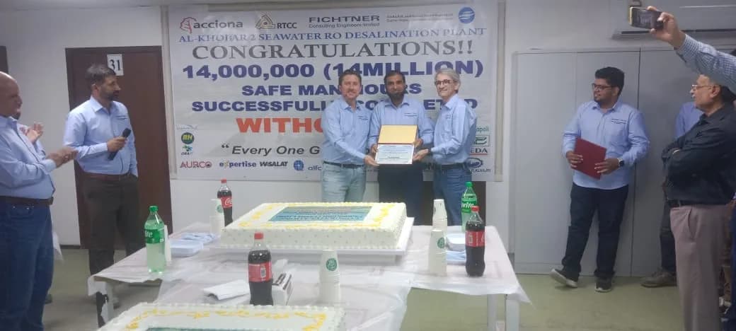 ACCIONA تحتفل بمرور 14مليون ساعة عمل دون إصابات أثناء إنشاء محطة تحلية الخبر 2_ssict_1040_468