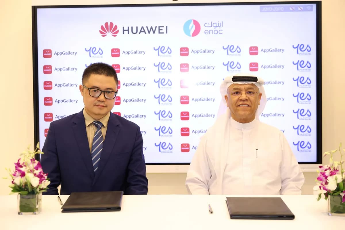 His Excellency Saif Humaid Al Falasi, Group CEO, ENOC and Peak Yin, UAE Country Manager of Huawei Consumer Business Group_ssict_1200_800