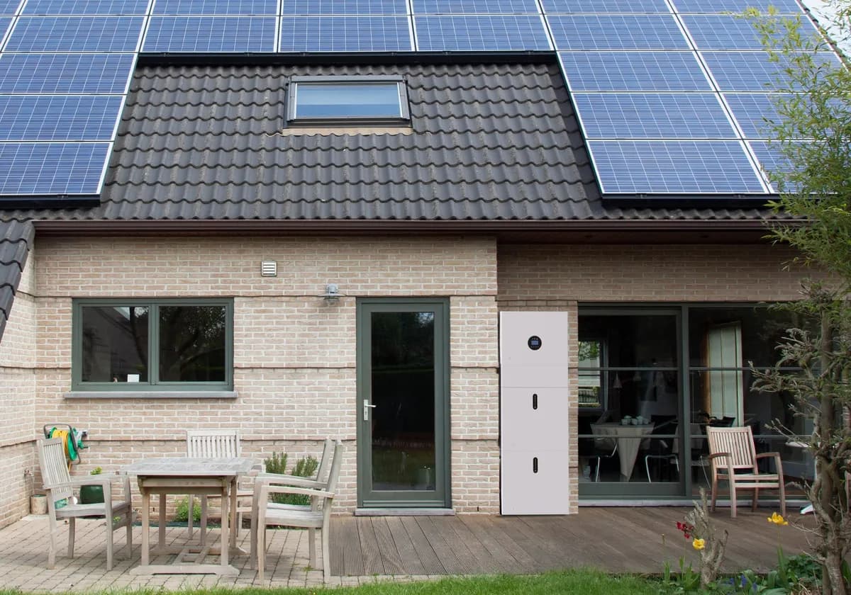 eaton-xstorage-hybrid-house-with-solar-panels-getty-180405275 _ssict_1200_840