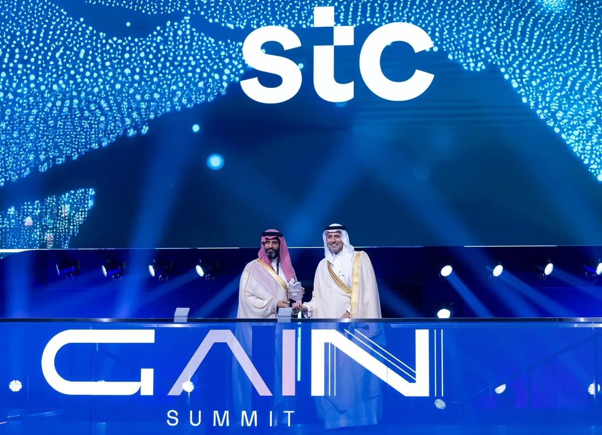تكريم stc خلال القمة _تسلمها محمد أبا الخيل، نائب الرئيس للعلاقات المؤسساتية للمجموعة_ssict_1200_867