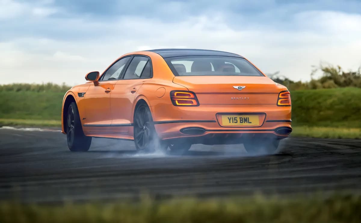 Bentley New Flying Spur pic_ssict_1200_743