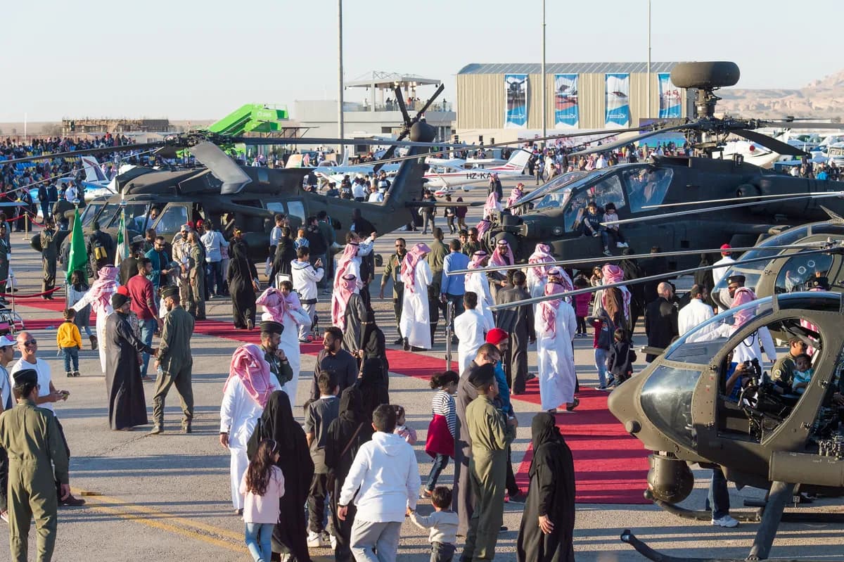 Saudi Airshow Crowd.jpg_ssict_1200_799